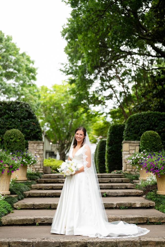 A quiet, radiant bridal moment for Hannah at the Dallas Arboretum