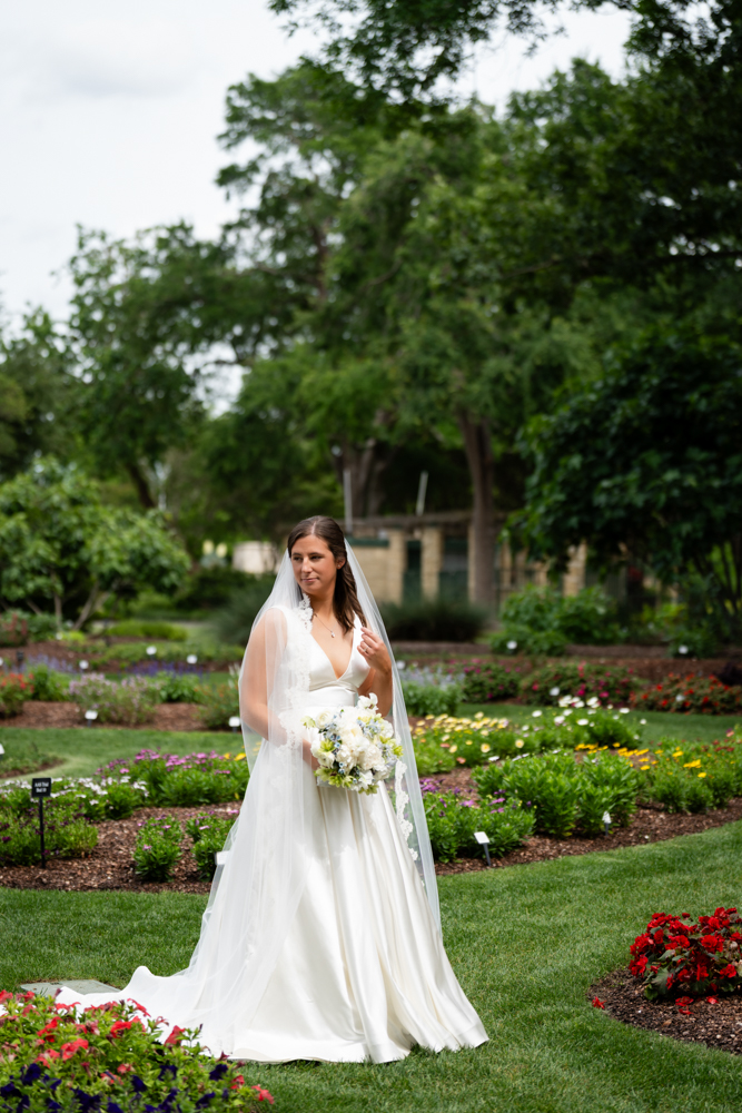 A quiet, radiant bridal moment for Hannah at the Dallas Arboretum